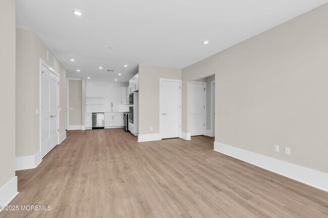 Building Photo - 218 3rd Ave