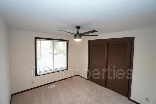 Building Photo - 3392 S Maze Ave