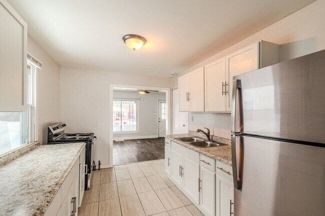 Building Photo - Newly Renovated Warren Gem: New Appliances, Hardwood & Cozy New Carpet!