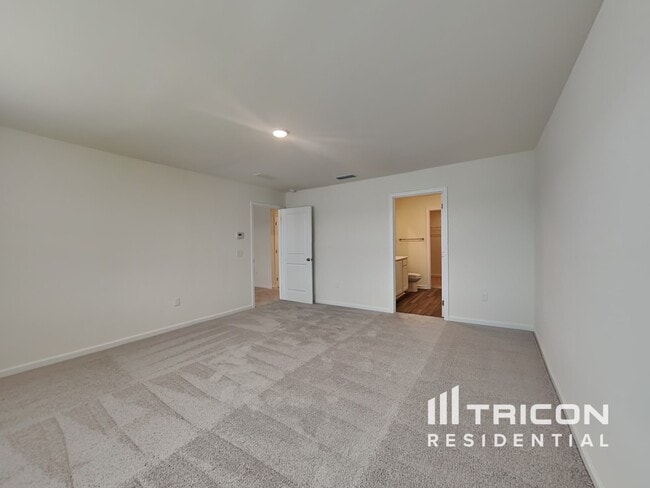 Building Photo - 204 Wild Daisy Wy