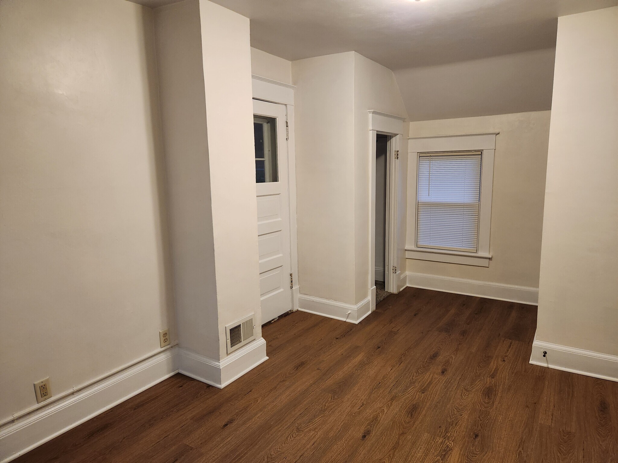 Building Photo - 614 Isabella St