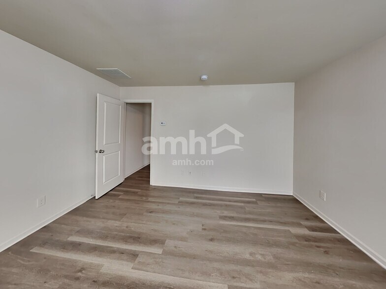 Building Photo - 4025 Clay Ct SE