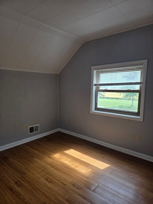 Building Photo - Beautiful, Quiet Country Home