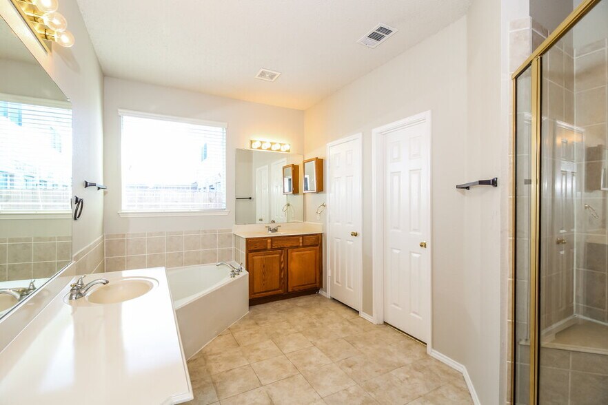Building Photo - 3105 Lighthouse Dr