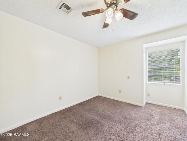 Building Photo - 104 Country Ln