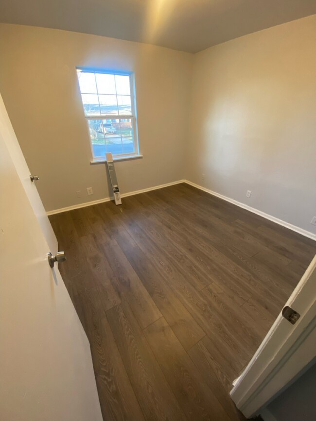 Building Photo - Available Now - Cute 3 Bedroom/1 Bath by Chamberlain Park