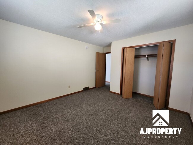 Building Photo - 2 Bedroom 1 Bathroom Near Edison Middle School