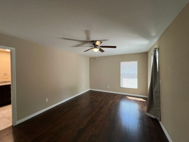 Building Photo - Available NOW! Immaculate 3 Bedroom, 2 Bat...