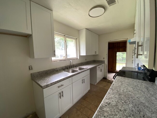Building Photo - Cozy 3 bedrooms with charming kitchen upda...