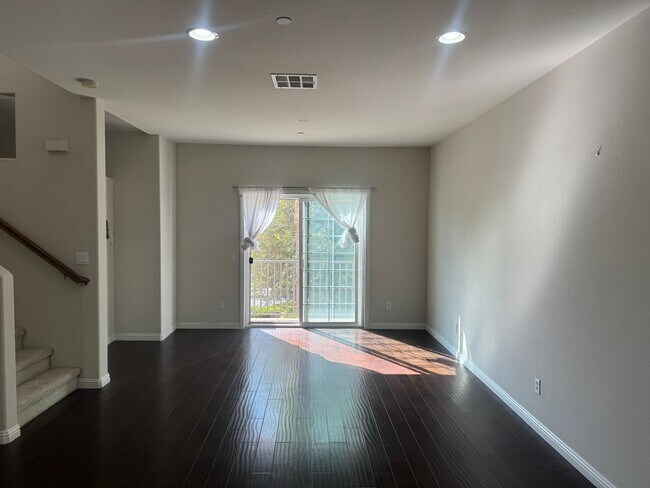Building Photo - ONE MONTH FREE RENT! Beautiful 4 bedroom, ...