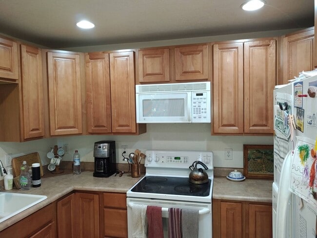 Building Photo - ALL PROSPECTIVE TENANTS MUST SUBMIT A $58 ...