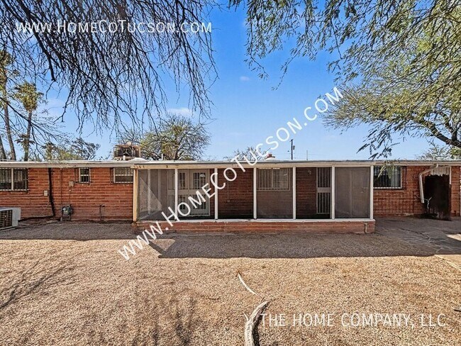 Building Photo - 800 N Alamo Ave