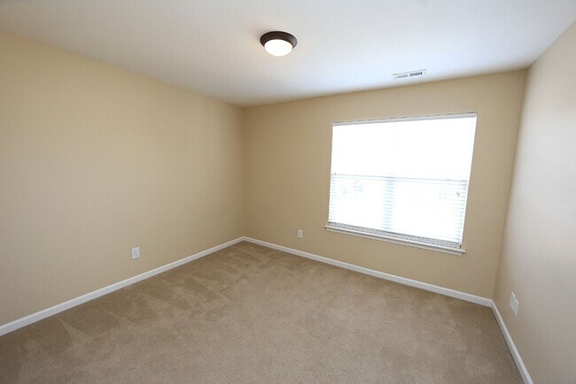 Building Photo - Beautifully Maintained End Unit Townhome i...