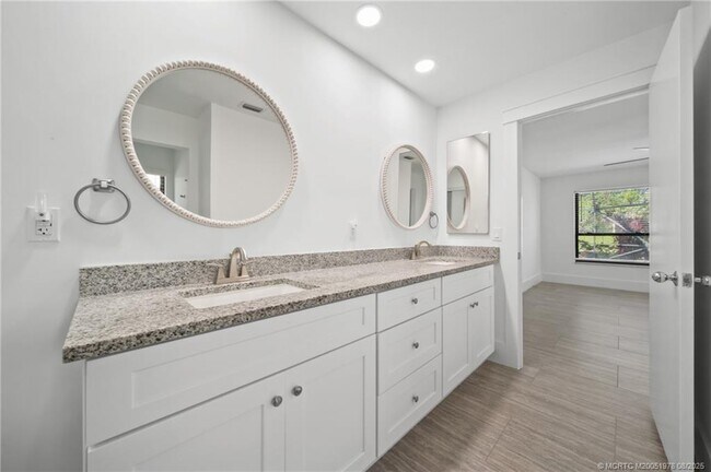 Building Photo - 2284 SW Spoonbill Dr