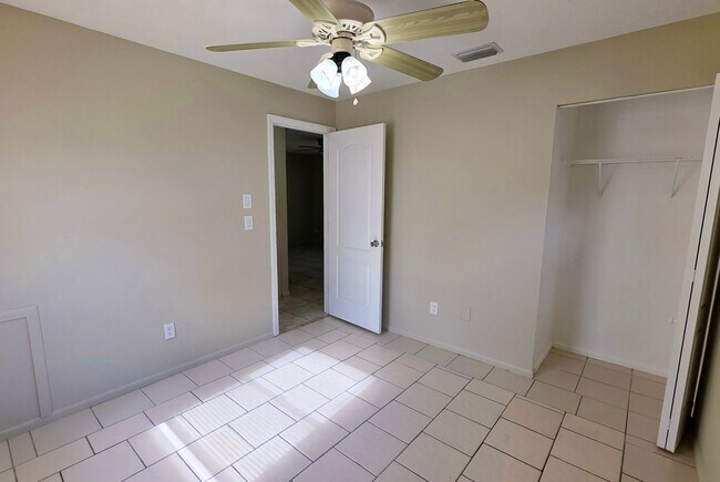 Building Photo - 2/1 Home in suberb location, pet friendly!