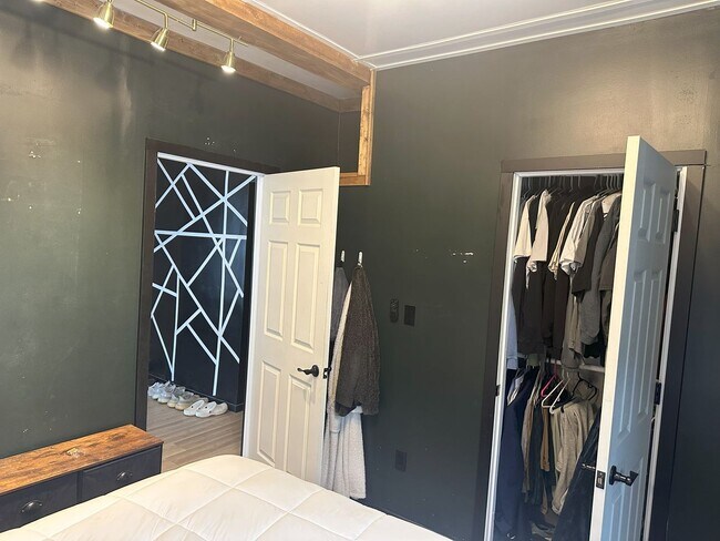 Building Photo - Beautifully Remodeled 3-Bedroom with 2 Bat...