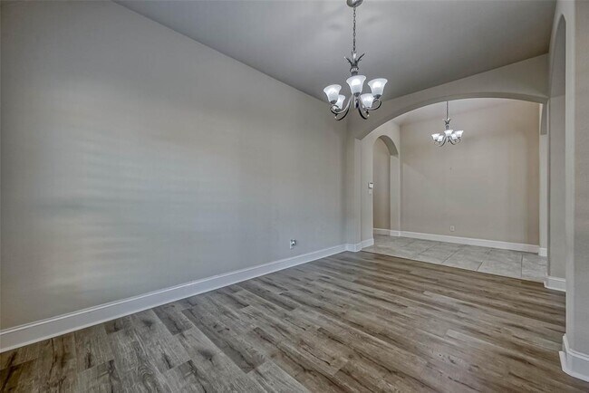 Building Photo - 2603 Longlake Dr