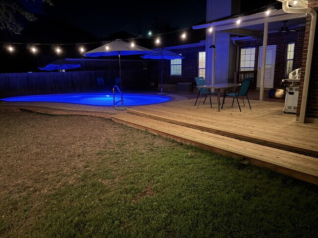Building Photo - 3 bed 2 bath 2 car garage & pool.