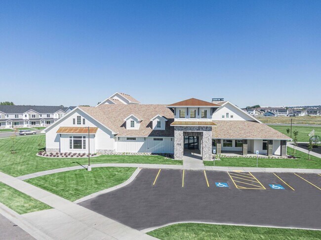 Building Photo - 3 bed, 2.5 bath Summerfield Townhome found in Rexburg!