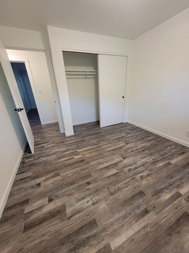 Building Photo - Updated, Single Level Home, 3BD/3BA, corne...