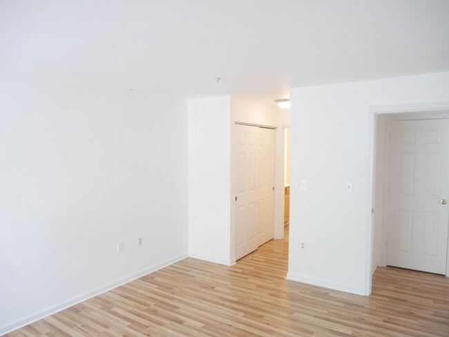 Building Photo - Spacious 2nd Floor Condo in Russett – Prime Laurel Location!