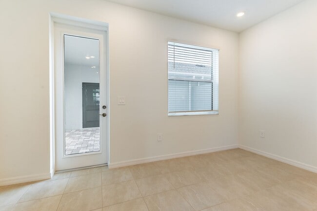 Building Photo - Beautiful Modern Town Home with Water Fron...