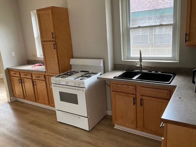 Building Photo - 611 E Mitchell Ave