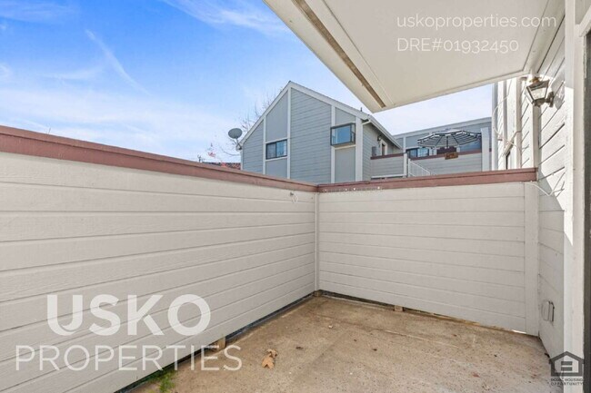 Building Photo - "Spacious 3-Bed Condo with 2 Baths in Citr...