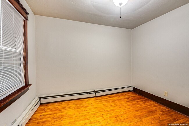 Building Photo - 211 Oak St
