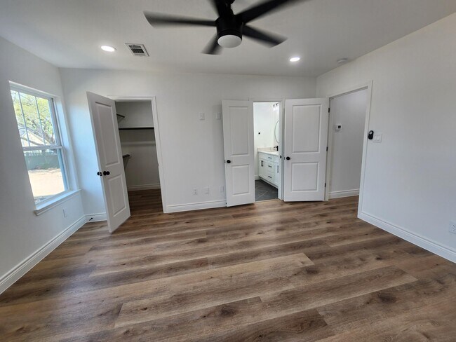 Building Photo - 922 W Austin St