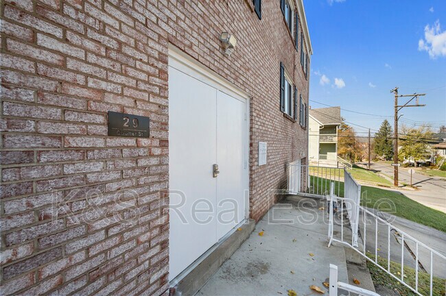 Building Photo - 29 Coulter St