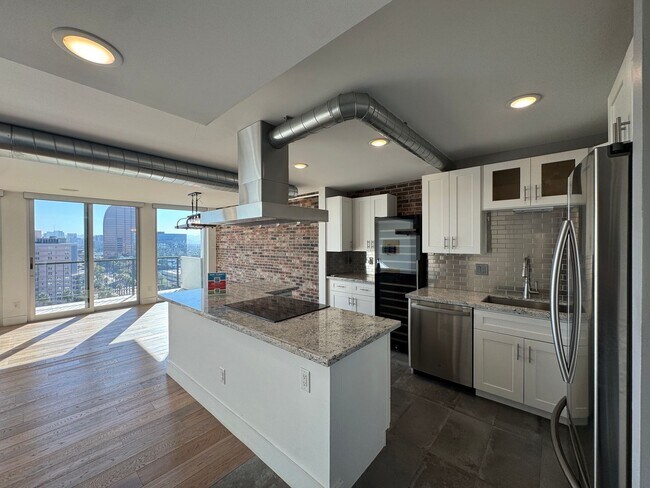 Building Photo - Luxury 2 Bedroom Condo Available at Regency House in Central Phoenix!