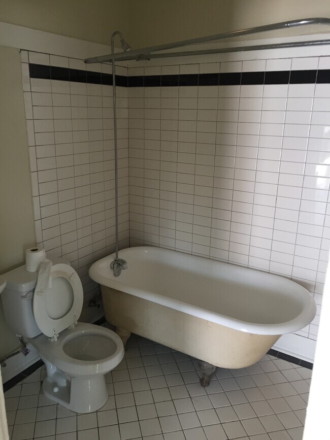 Bath View 2 - 1414 Logan St