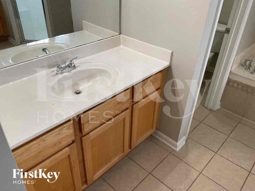 Building Photo - 4592 Royal Port Dr