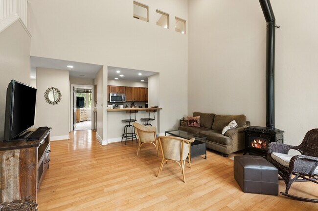 Building Photo - 562 Evans Ct