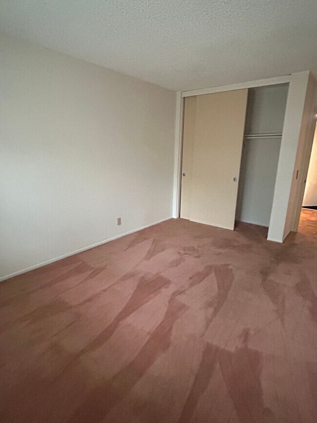 Building Photo - Rare opportunity to lease a 4-bedroom home featuring oversized bedrooms, scenic hilltop city view...