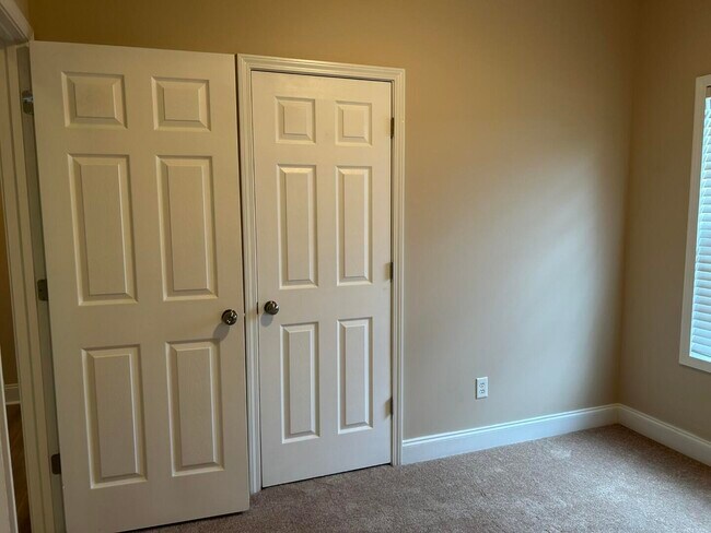 Building Photo - 3421 Beacon Dr