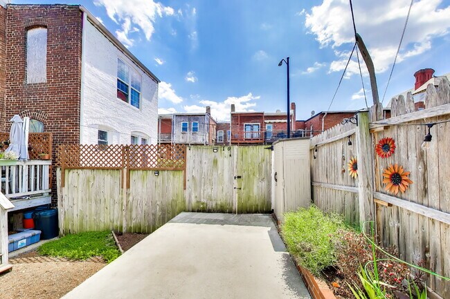 Building Photo - Charming 2bd/2.5ba LeDroit Park Home Available