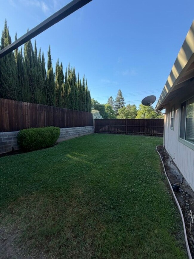 Building Photo - Beautiful Freshly Painted 3 Bedroom and 2 Bathroom Home in Carmichael $2,995.00 + Water