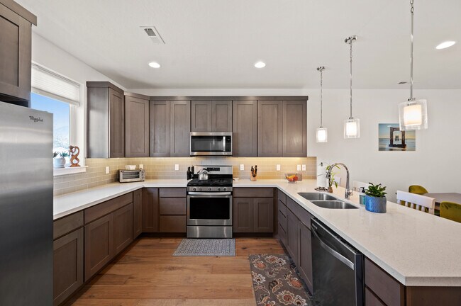 Building Photo - 1421 E Komenda Way