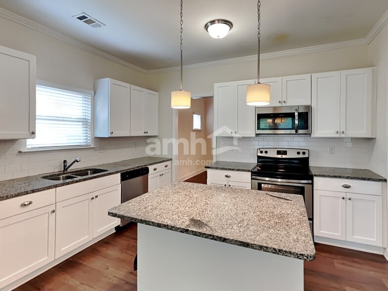 Building Photo - 2465 Beal St