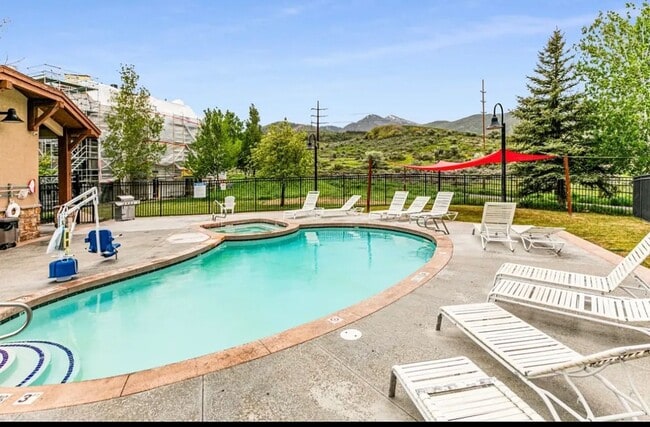 Building Photo - Top Floor Crestview Condo