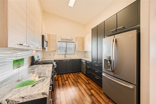 Building Photo - Elegant 2-Bedroom Condo in Gated Community with Pool and Spa