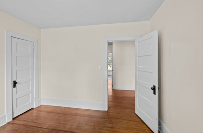 Building Photo - Vintage Charm, 4 BR, Spacious, Close To Ev...