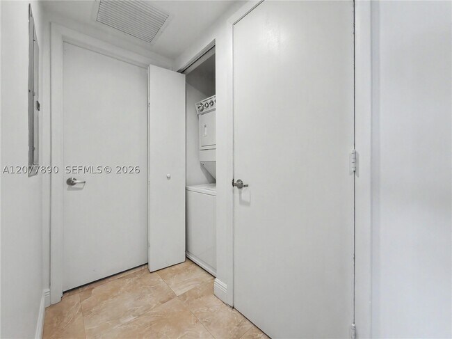 Building Photo - 495 Brickell Ave