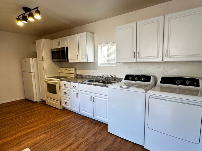 Building Photo - ALL UTILITIES INCLUDED ALL APPLIANCES INCLUDED 1 BEDROOM 1 BATHROOM HOME