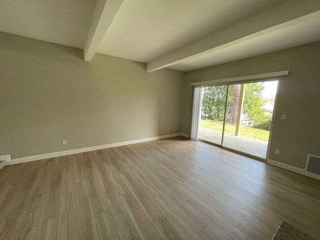 Building Photo - 2 Bedroom Condo near Lake San Marcos