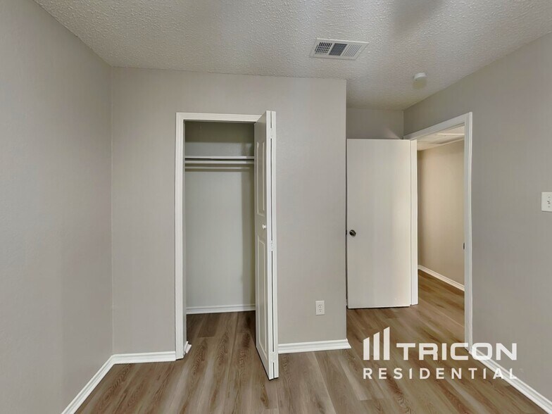 Building Photo - 2417 Highmont Dr
