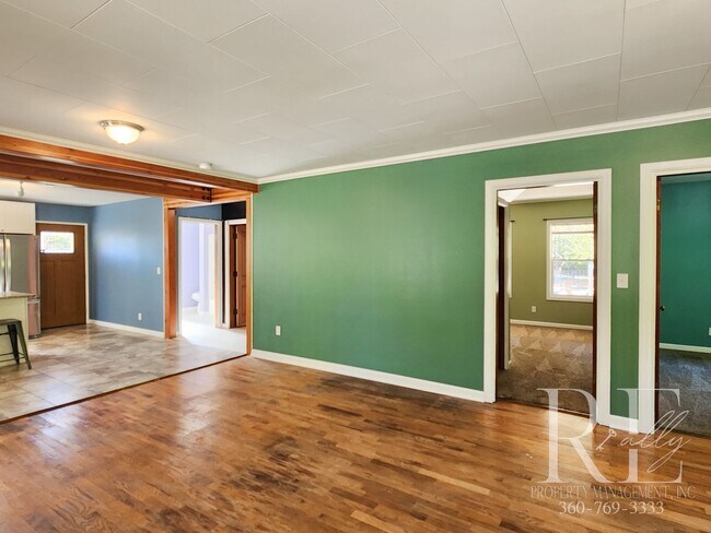 Building Photo - Charming Farmhouse in Town — Hobby Ready &...