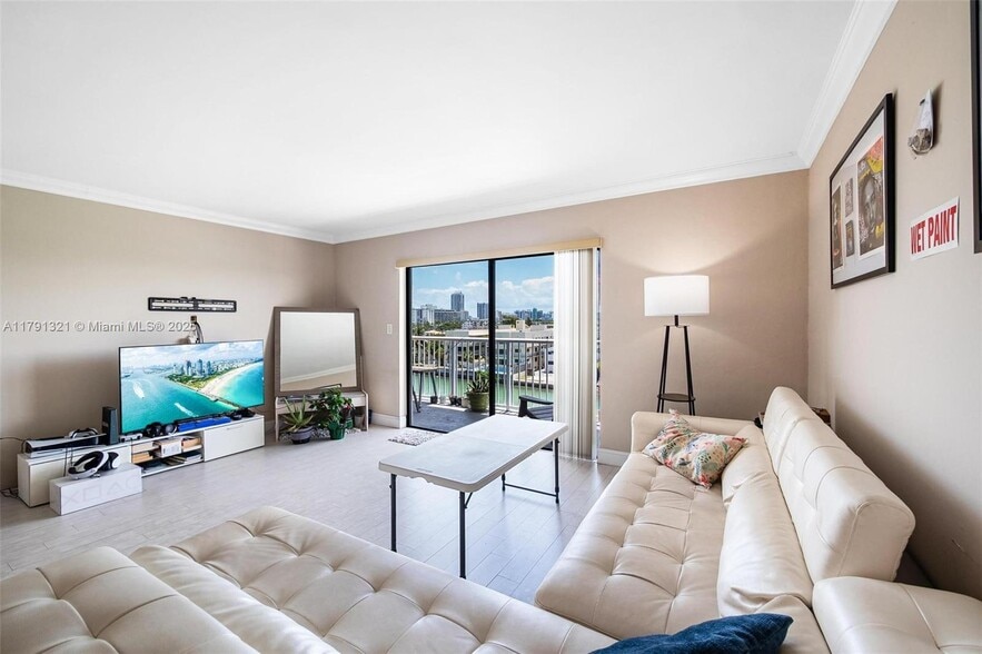 Building Photo - 110 S Shore Dr